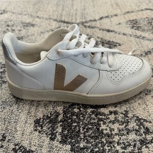 Veja V-10 sneakers size 36